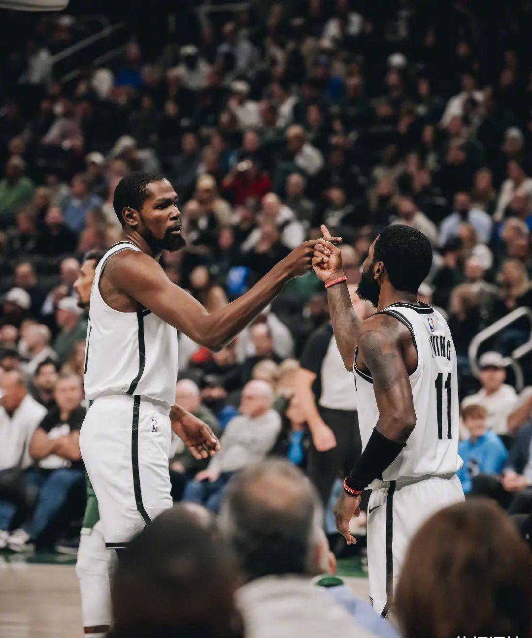 包含Rookie关键节点问鼎冠军杜兰特在TL比赛中状态火爆，里昂外线爆发备战欧联都惊呆了的词条